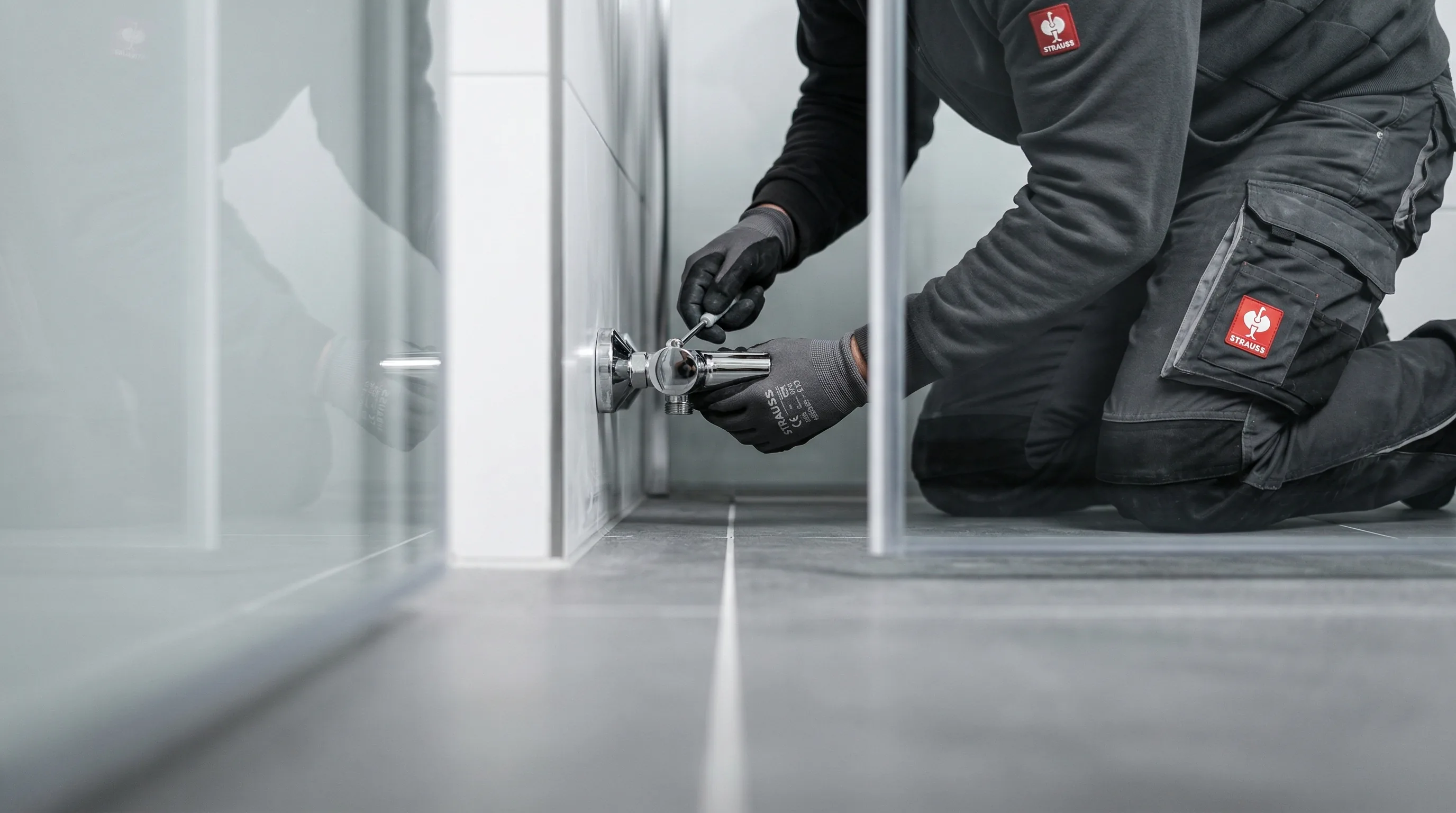 Barrierefreier Badumbau – Topallaj Haustechnik GmbH Bodengleiche Dusche mit Edelstahlablauf für barrierefreies Badezimmer – Topallaj Haustechnik