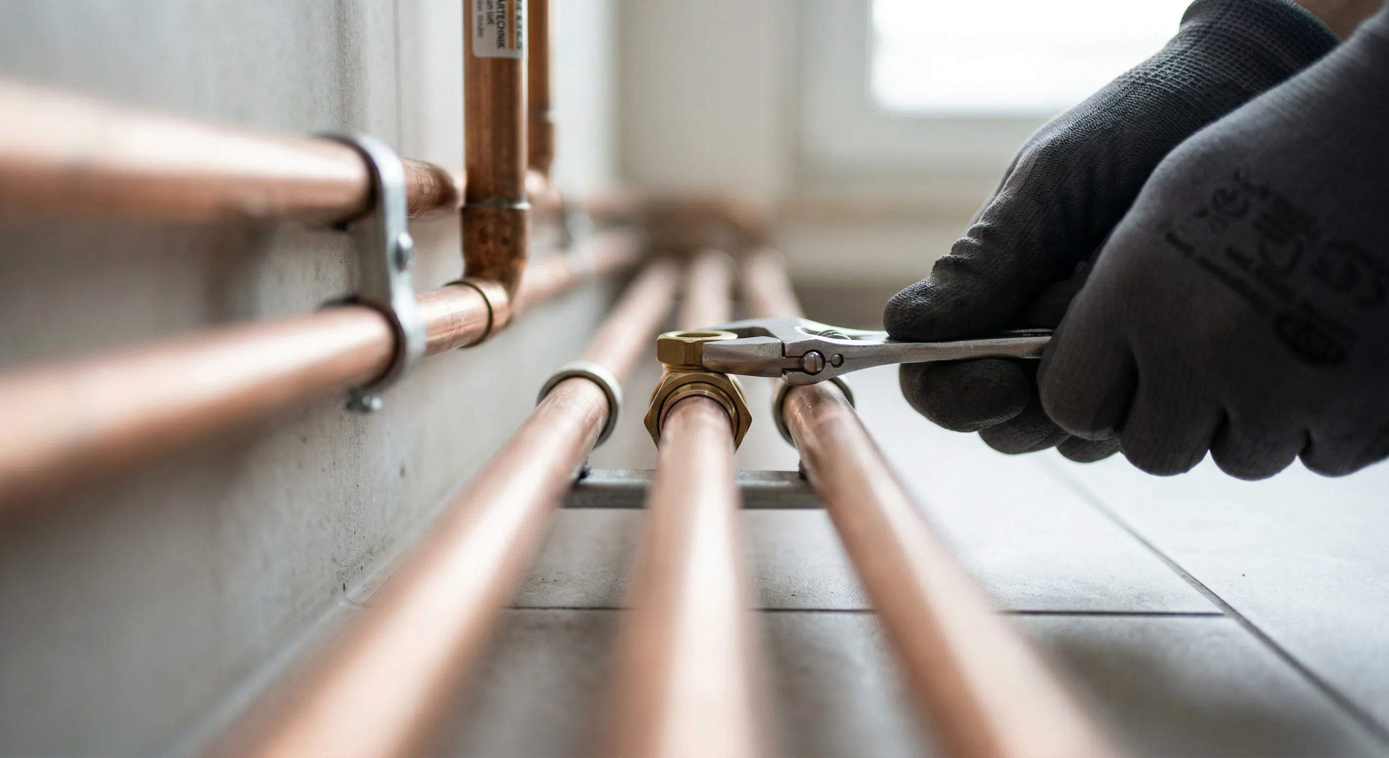 Heizungssanierung – Topallaj Haustechnik GmbH Heizungsinstallateur erneuert Kupferleitungen bei Heizungssanierung – Topallaj Haustechnik